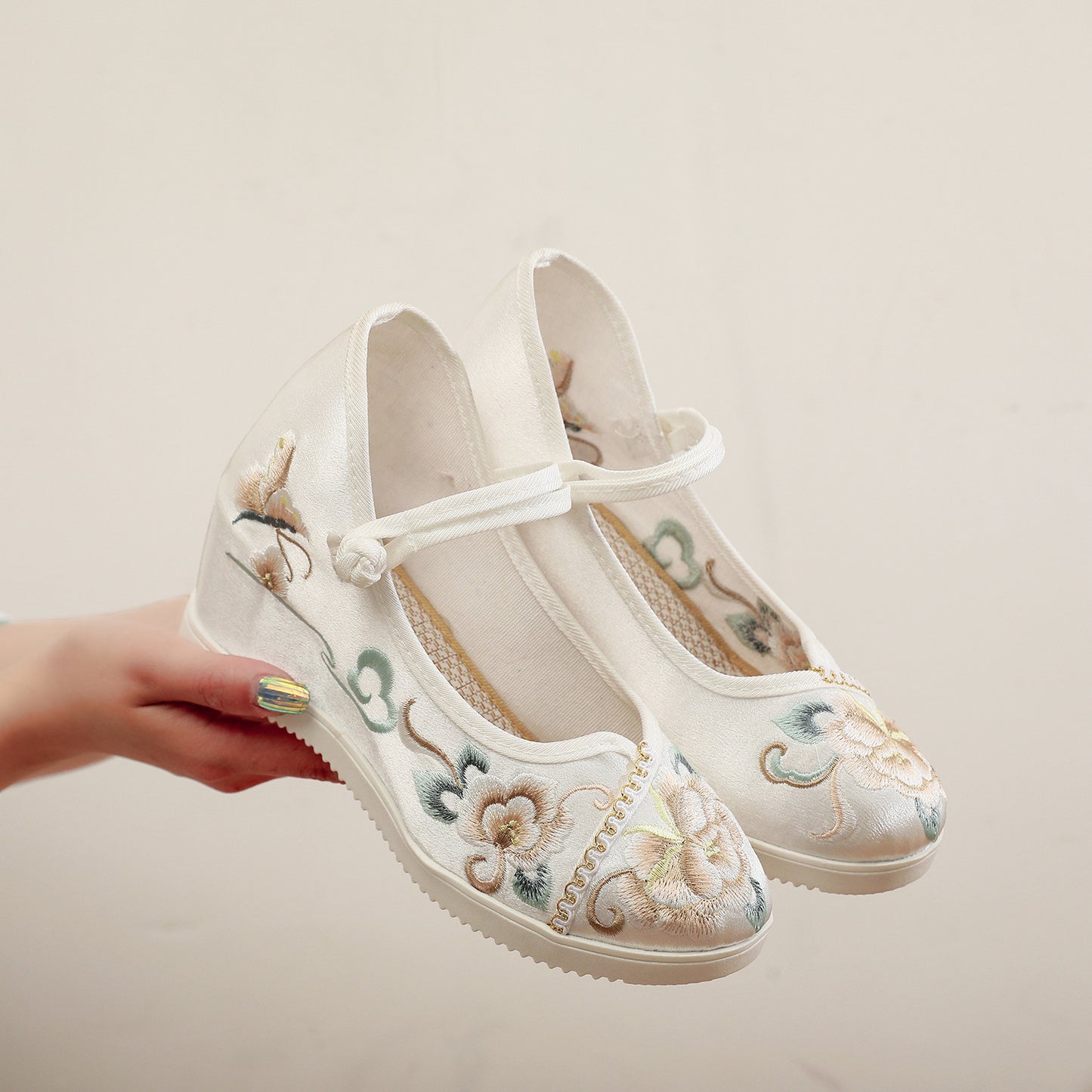 New Height Increasing Insole Round Toe Embroidered Shoes